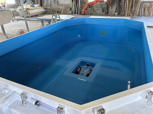 活魚輸送用タンクを斜め上から見た画像